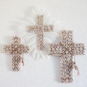 Croix décorative en coquillages - M