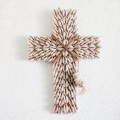 Croix décorative en coquillages - M