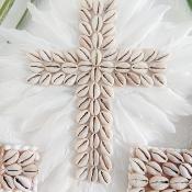 Croix décorative en plumes